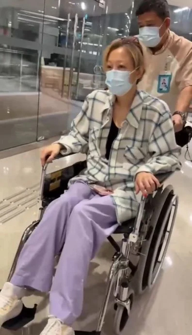 Nữ ca sĩ rách cơ lưng, phải ngồi xe lăn sau khi tập gym- Ảnh 1.