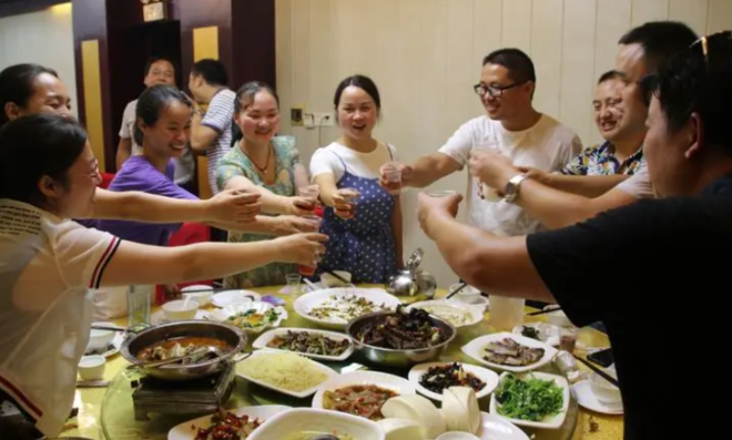 Đi họp lớp, người đàn ông đóng 1,8 triệu rồi xin về sớm: Hành động của bạn cũ sau đó khiến anh chết lặng- Ảnh 2.