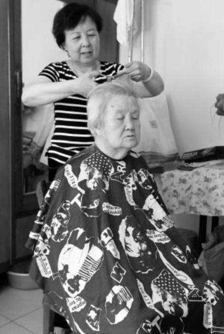 5 người con thay nhau mỗi người một ngày chăm mẹ già 92 tuổi: Chỉ mong mẹ có cảm giác “mới mẻ”- Ảnh 3.