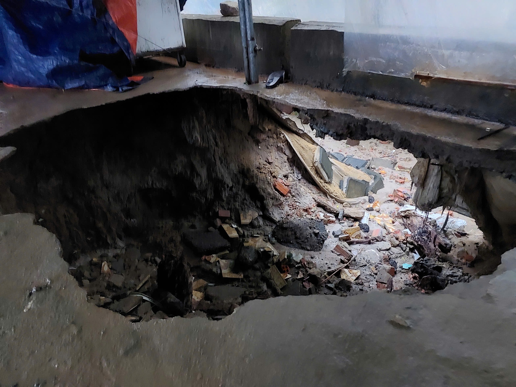 CLIP: Mưa lớn, xuất hiện hố sụp ở khu chung cư tại Đà Nẵng- Ảnh 2.