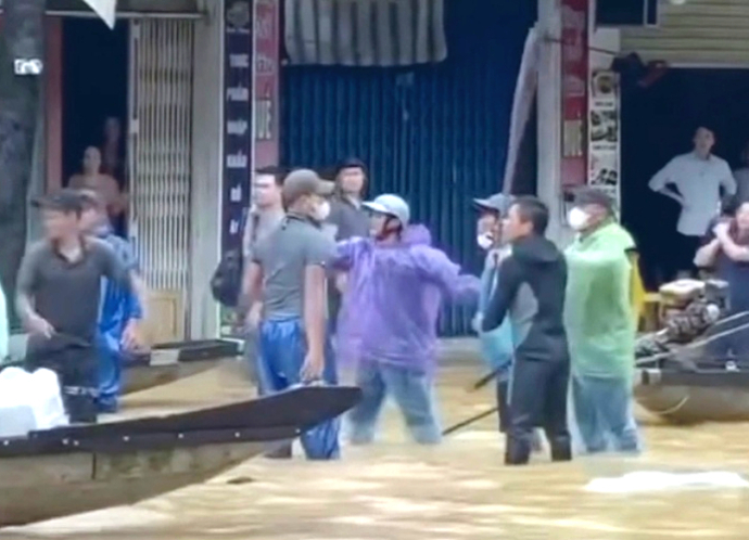 Làm rõ nhóm người dùng mái chèo đánh nhau giữa phố ngập lụt ở Huế- Ảnh 1.