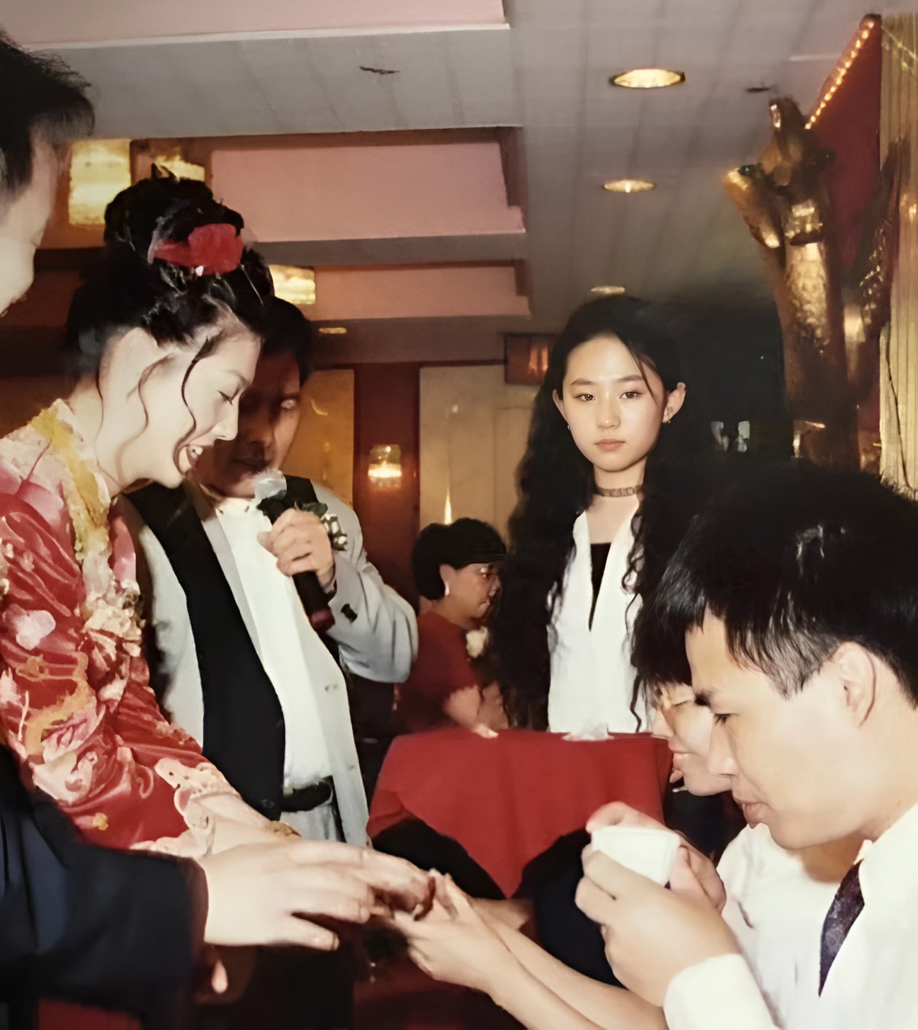 Cô gái trong bức ảnh cưới hơn 20 năm trước đẹp hơn cả filter, giờ là đỉnh lưu của đỉnh lưu, chỉ cần lộ diện là MXH nổ tung- Ảnh 1.