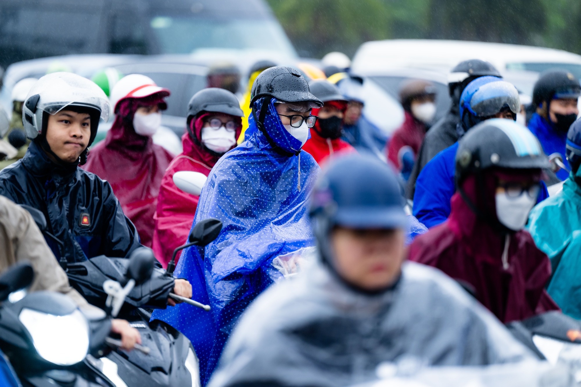 Hà Nội mưa lạnh 18 độ C ngày đầu tuần, người dân co ro giữa dòng xe ùn tắc- Ảnh 8. Hà Nội mưa lạnh 18 độ C ngày đầu tuần, người dân co ro giữa dòng xe ùn tắc- Ảnh 8.