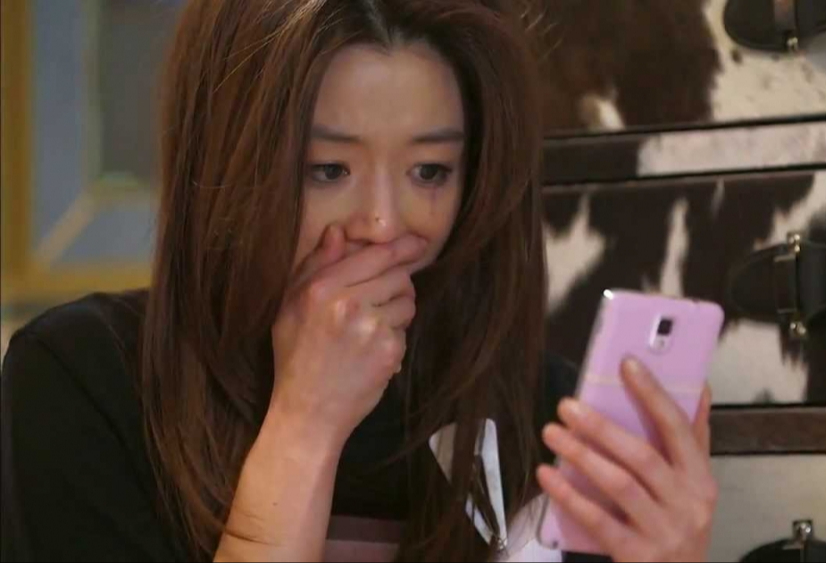 Nghe lời mẹ chồng, nửa đêm con dâu lén kiểm tra điện thoại chồng rồi run rẩy khi đọc được tin nhắn đầu tiên- Ảnh 1.