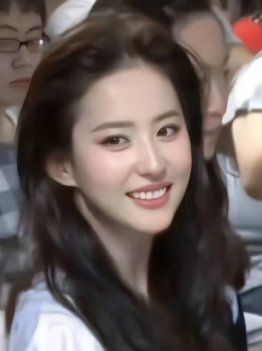 Cô gái trong bức ảnh cưới hơn 20 năm trước đẹp hơn cả filter, giờ là đỉnh lưu của đỉnh lưu, chỉ cần lộ diện là MXH nổ tung- Ảnh 3.