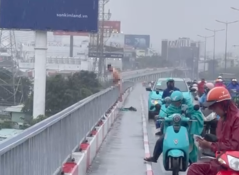 Người đàn ông cầm v…