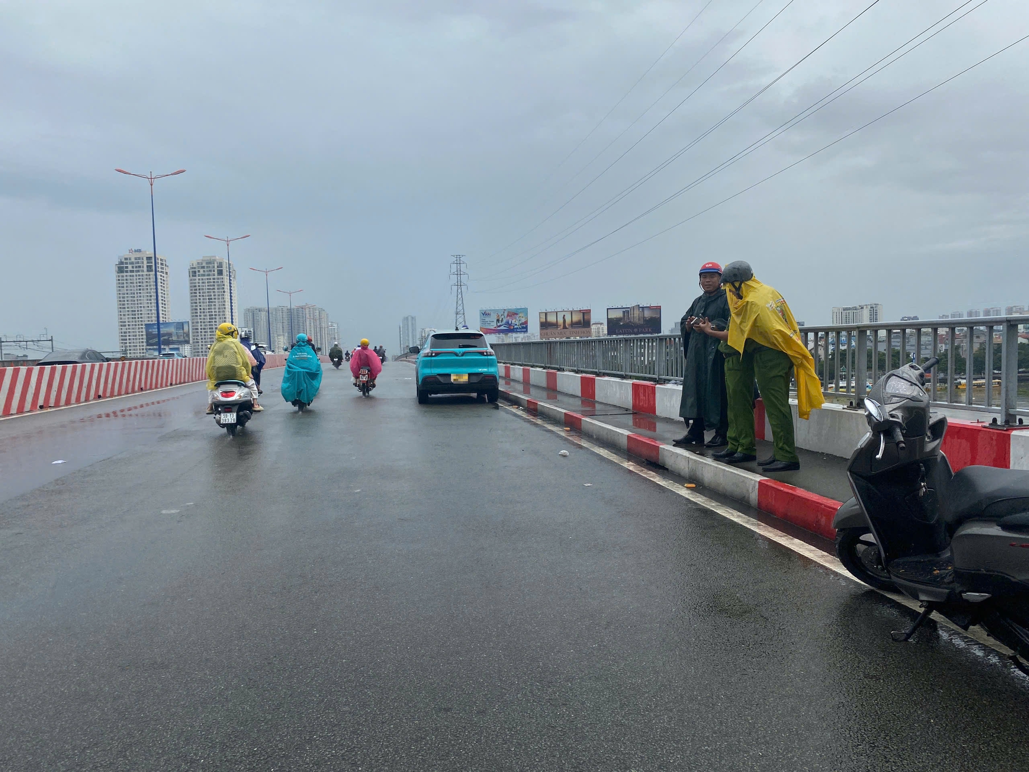 Người đàn ông cầm vật nhọn cứa cổ, nhảy xuống sông Sài Gòn- Ảnh 4.