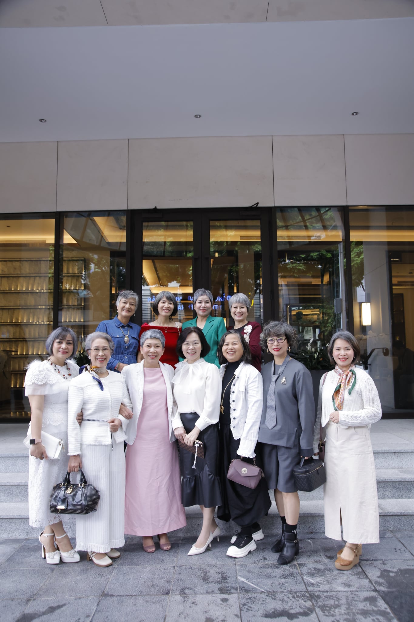 “Hội Tóc Bạc Lấp Lánh” slay nhất Thủ đô: Chúng tôi không phải phú bà- Ảnh 2.