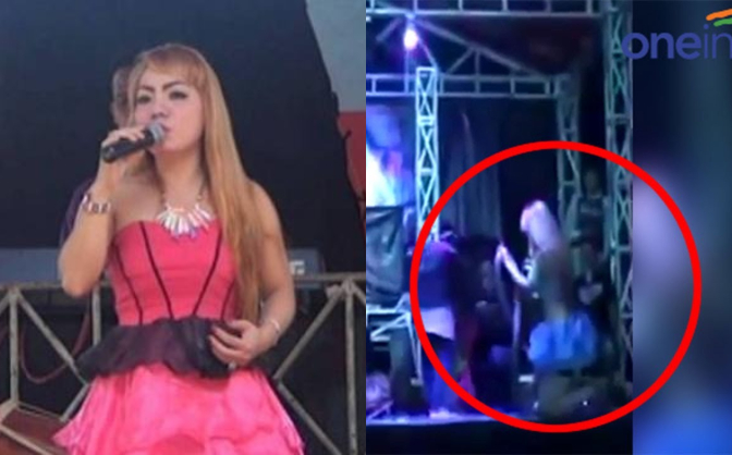 Kinh hoàng nữ ca sĩ bị rắn cắn ngay trên sân khấu- Ảnh 1. Kinh hoàng nữ ca sĩ bị rắn cắn ngay trên sân khấu- Ảnh 1.