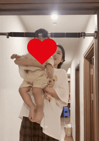 3 triệu người xem Chu Thanh Huyền cho con trai 1 tuổi của Quang Hải đu xà, netizen tranh cãi dữ dội- Ảnh 1.