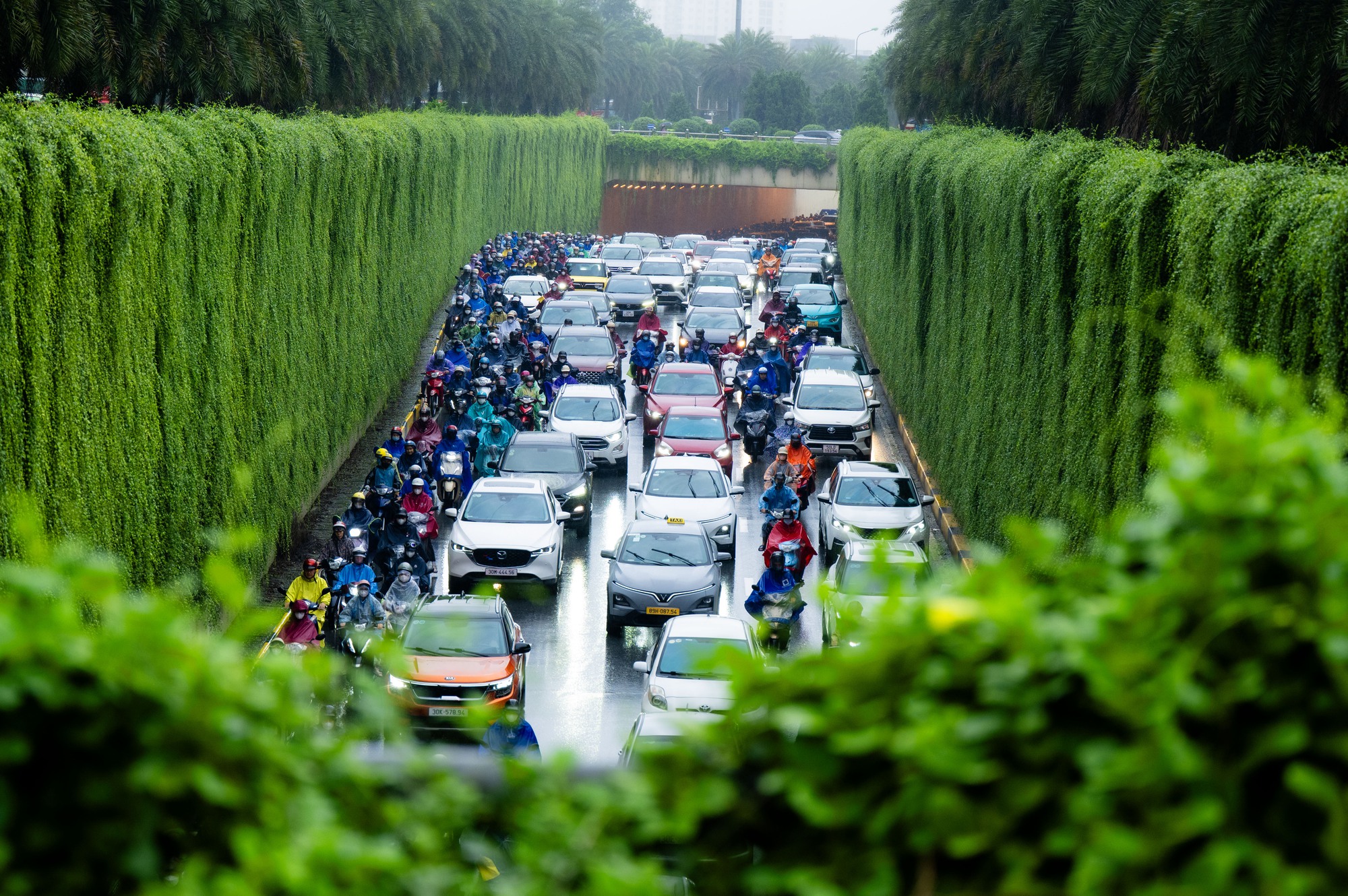 Hà Nội mưa lạnh 18 độ C ngày đầu tuần, người dân co ro giữa dòng xe ùn tắc- Ảnh 2. Hà Nội mưa lạnh 18 độ C ngày đầu tuần, người dân co ro giữa dòng xe ùn tắc- Ảnh 2.