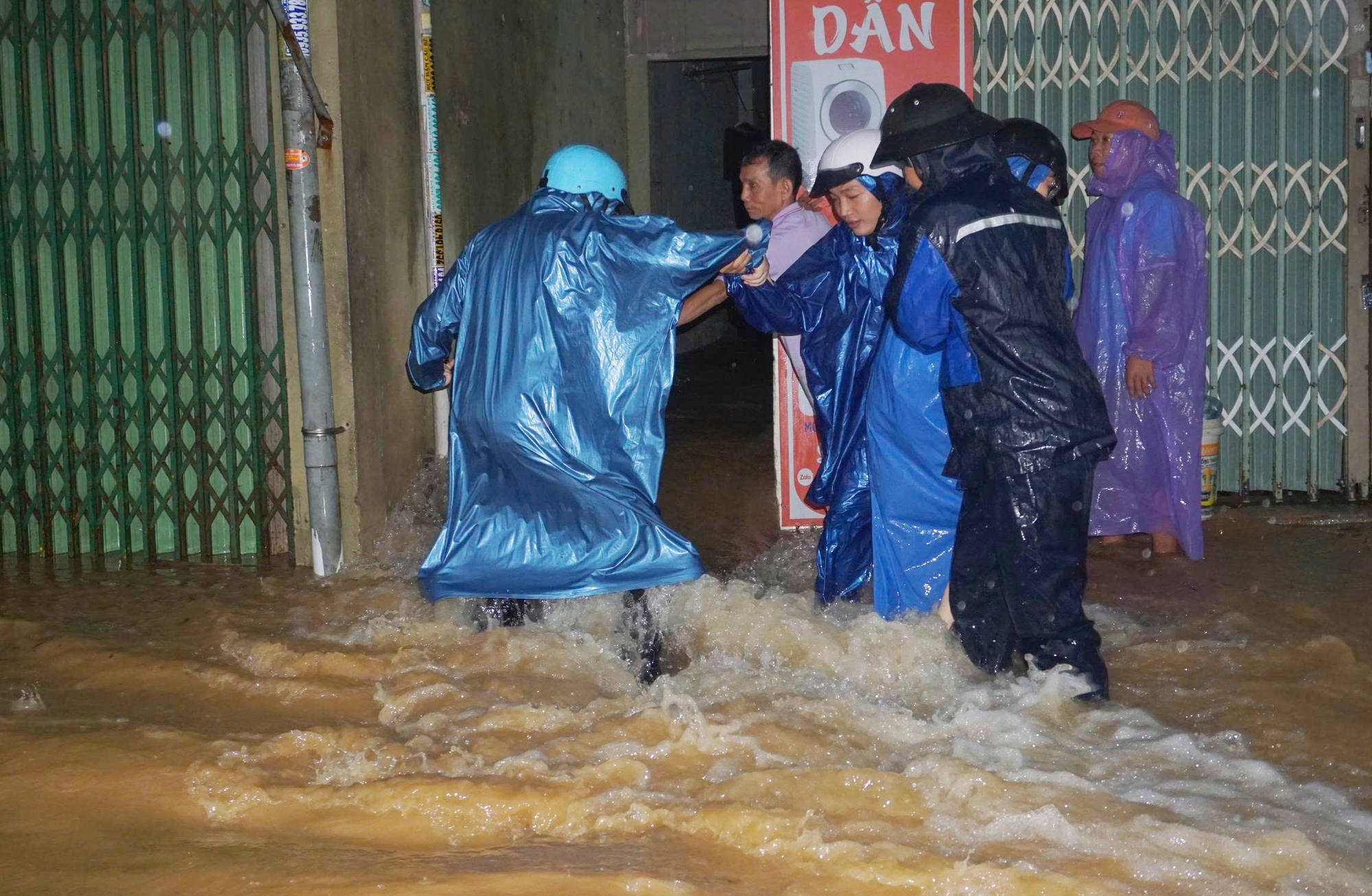 CLIP: Mưa lớn, xuất hiện hố sụp ở khu chung cư tại Đà Nẵng- Ảnh 4.