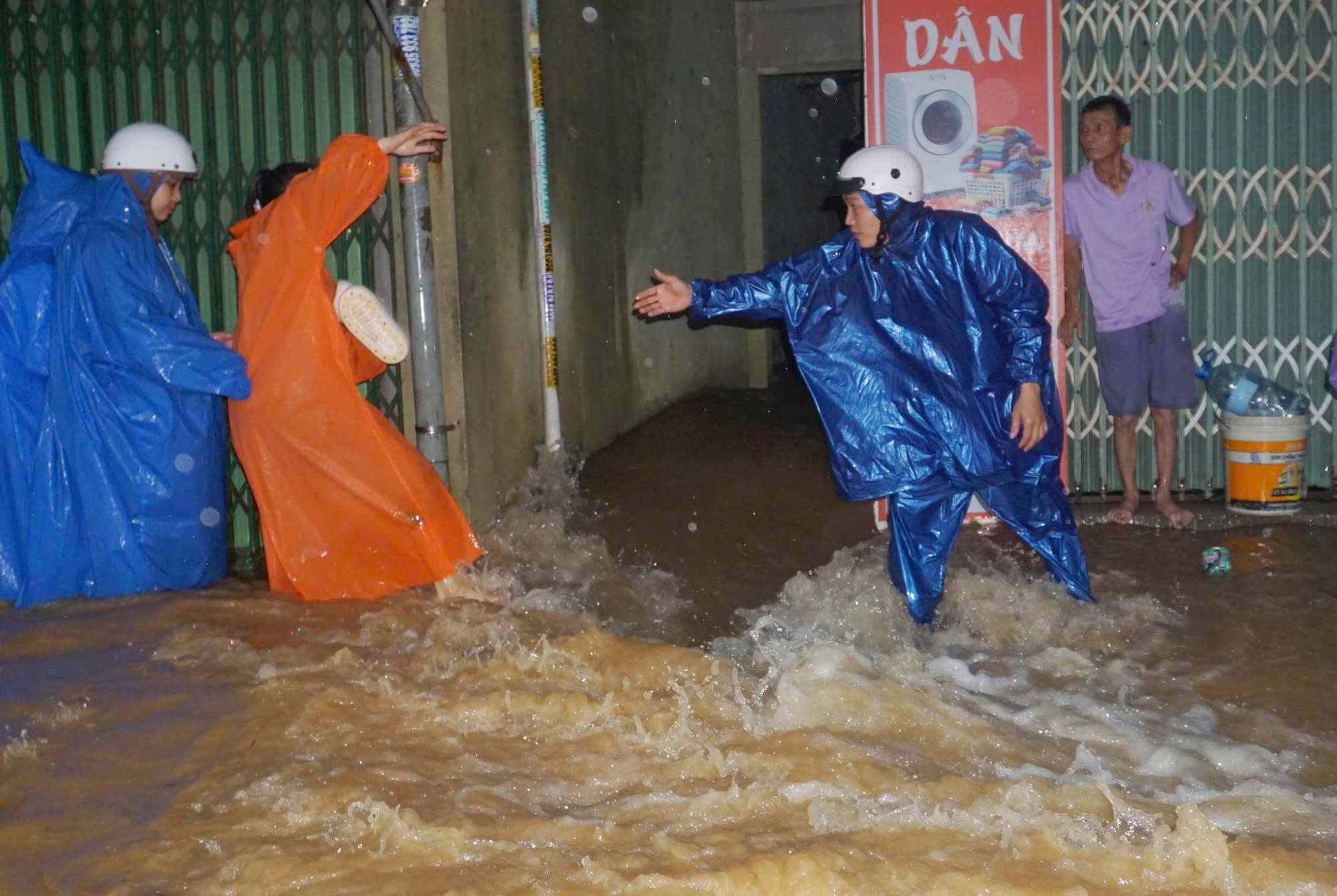 CLIP: Mưa lớn, xuất hiện hố sụp ở khu chung cư tại Đà Nẵng- Ảnh 5.