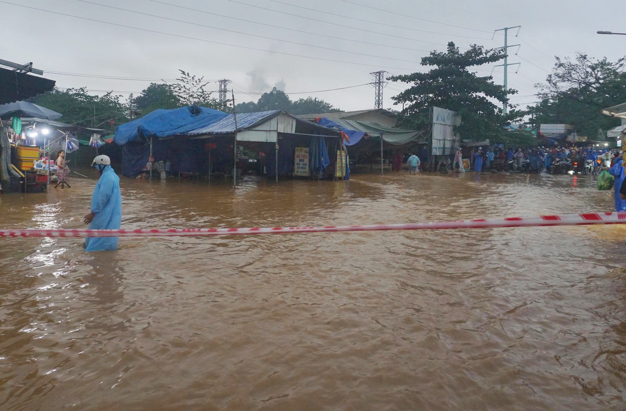 CLIP: Mưa lớn, xuất hiện hố sụp ở khu chung cư tại Đà Nẵng- Ảnh 11.