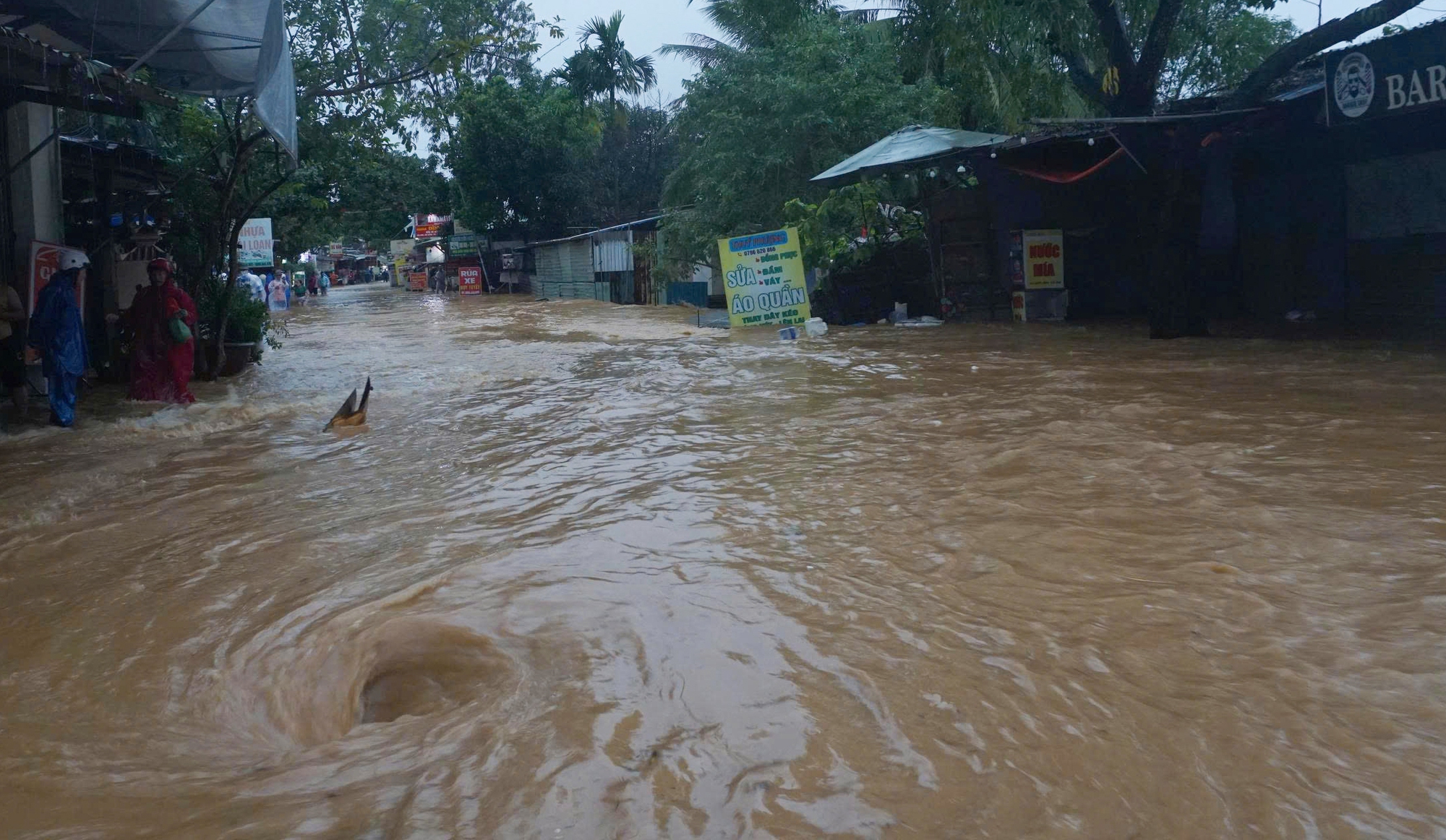 CLIP: Mưa lớn, xuất hiện hố sụp ở khu chung cư tại Đà Nẵng- Ảnh 9.