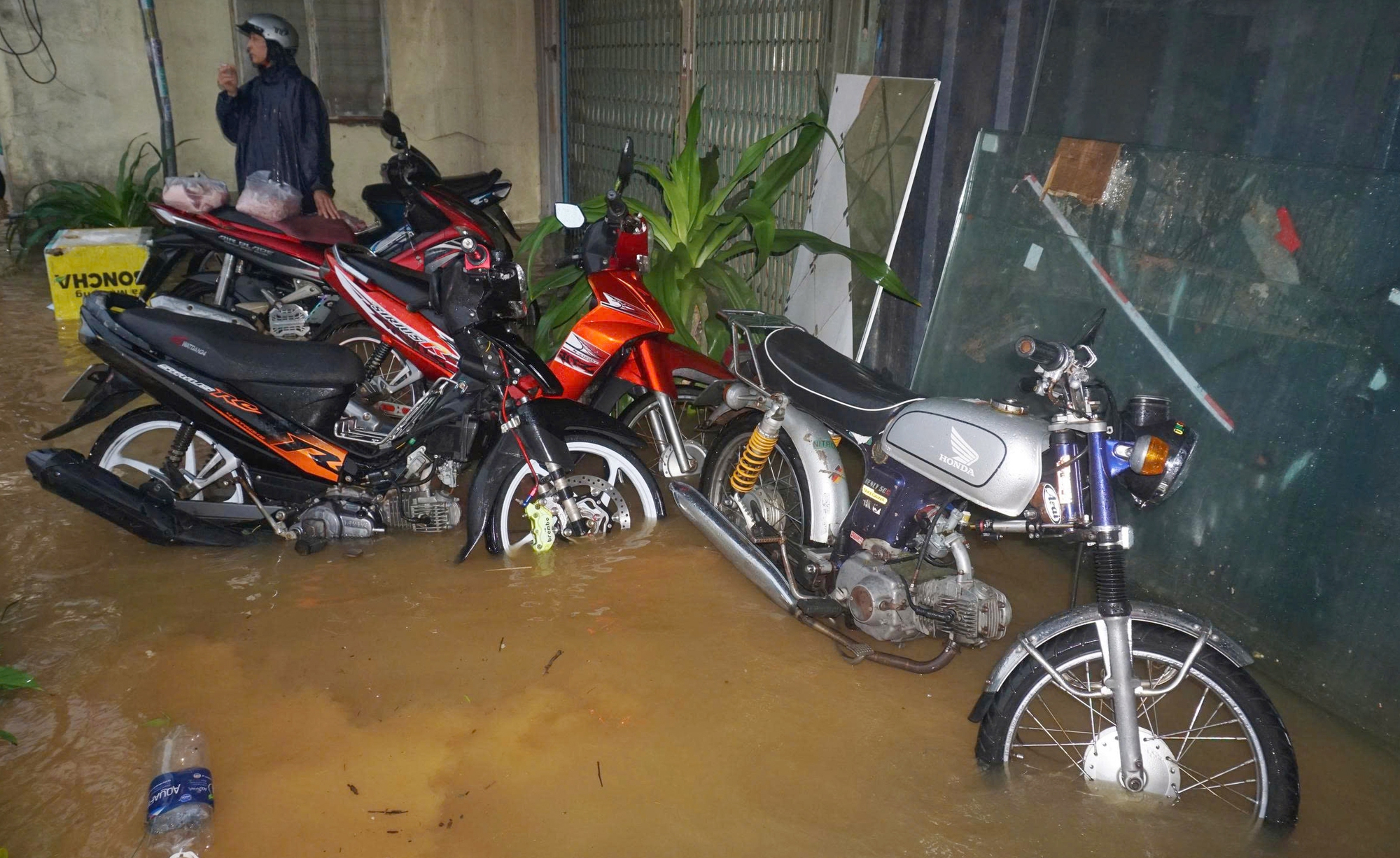 CLIP: Mưa lớn, xuất hiện hố sụp ở khu chung cư tại Đà Nẵng- Ảnh 10.