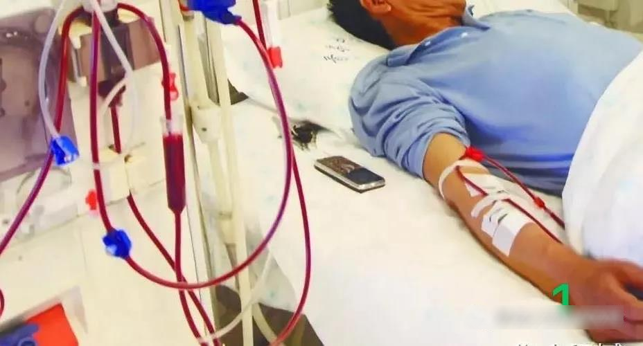 Uống 2 lít rượu, 55 lon bia, người đàn ông phải lọc máu 3 tiếng- Ảnh 1.