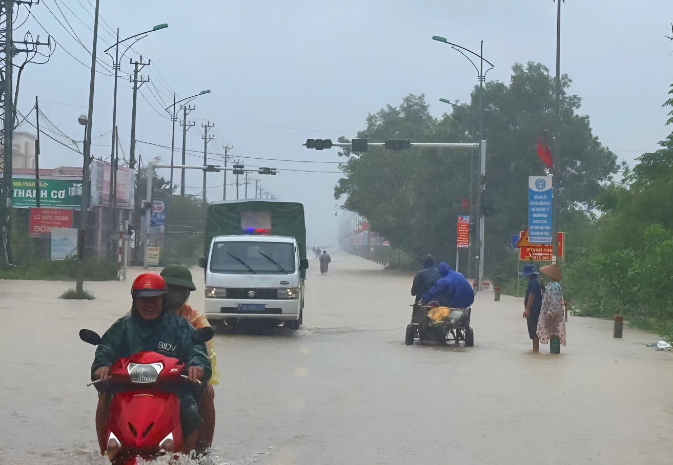 Biển nước bao vây xã Lệ Thủy, người dân hối hả chạy lũ- Ảnh 1.