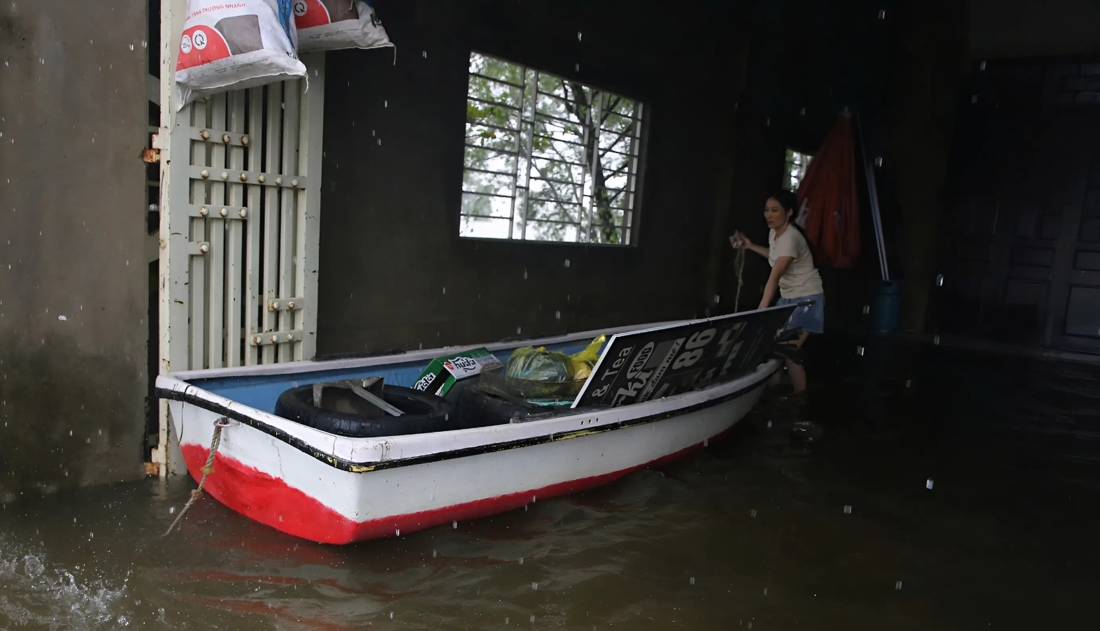 Biển nước bao vây xã Lệ Thủy, người dân hối hả chạy lũ- Ảnh 2.