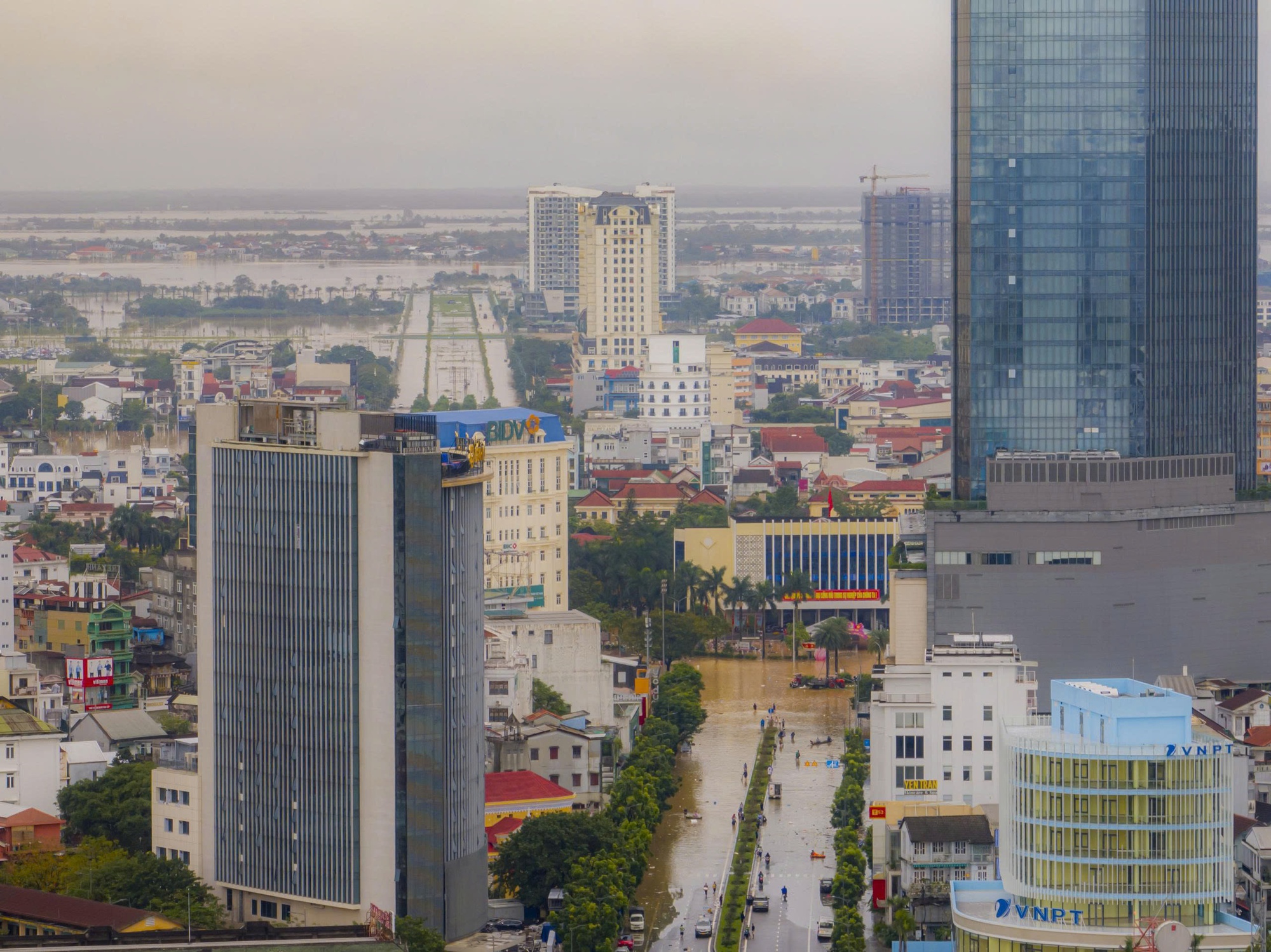 Hình ảnh mới nhất về di tích Đại nội Huế trong ngày lũ "tập 3"- Ảnh 18.