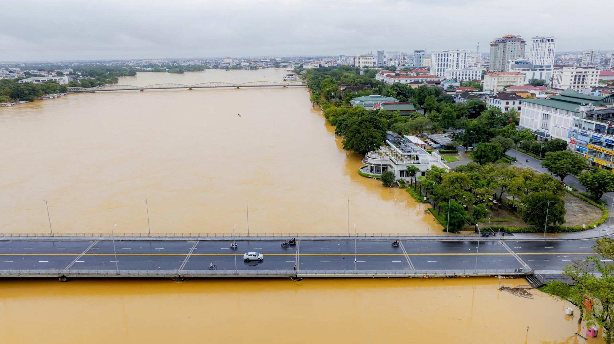 Hình ảnh mới nhất về di tích Đại nội Huế trong ngày lũ "tập 3"- Ảnh 14.