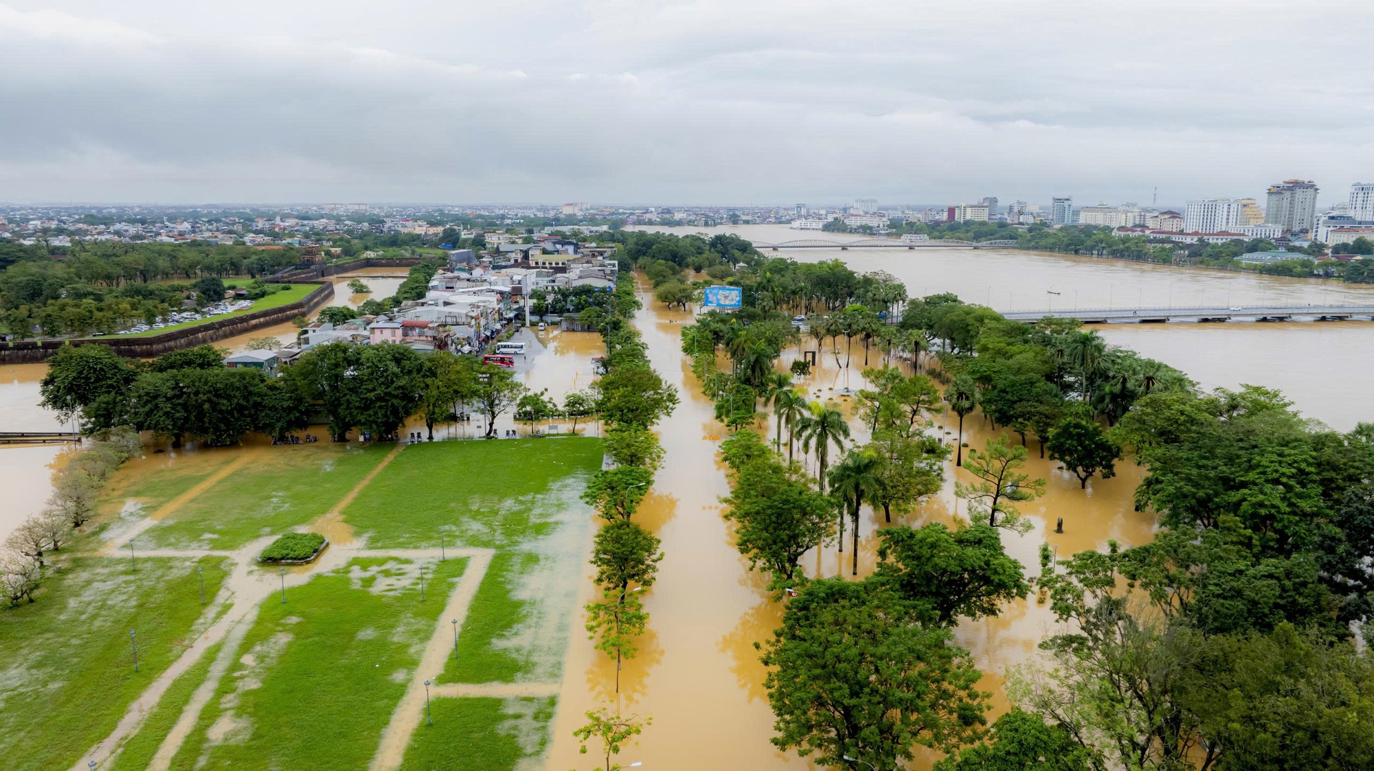 Hình ảnh mới nhất về di tích Đại nội Huế trong ngày lũ "tập 3"- Ảnh 12.