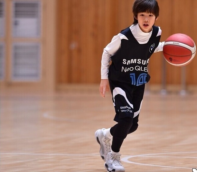 Quý tử nhà mỹ nhân “hack tuổi” đỉnh nhất lộ diện: Visual gây bão, tài năng và chơi thân với con trai Lee Byung Hun!- Ảnh 3.