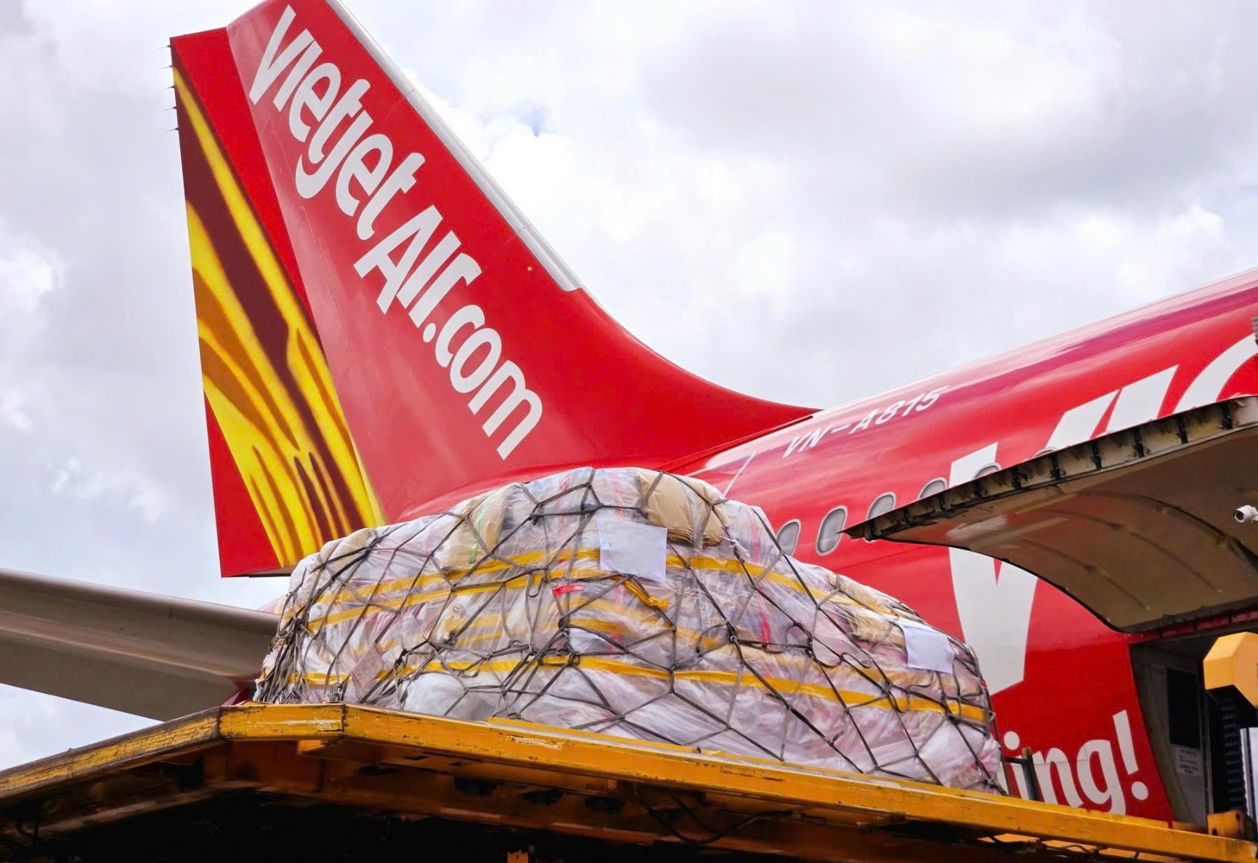 Vietjet cùng đồng bào vượt qua bão lũ, lan tỏa yêu thương- Ảnh 2. Vietjet cùng đồng bào vượt qua bão lũ, lan tỏa yêu thương- Ảnh 2.