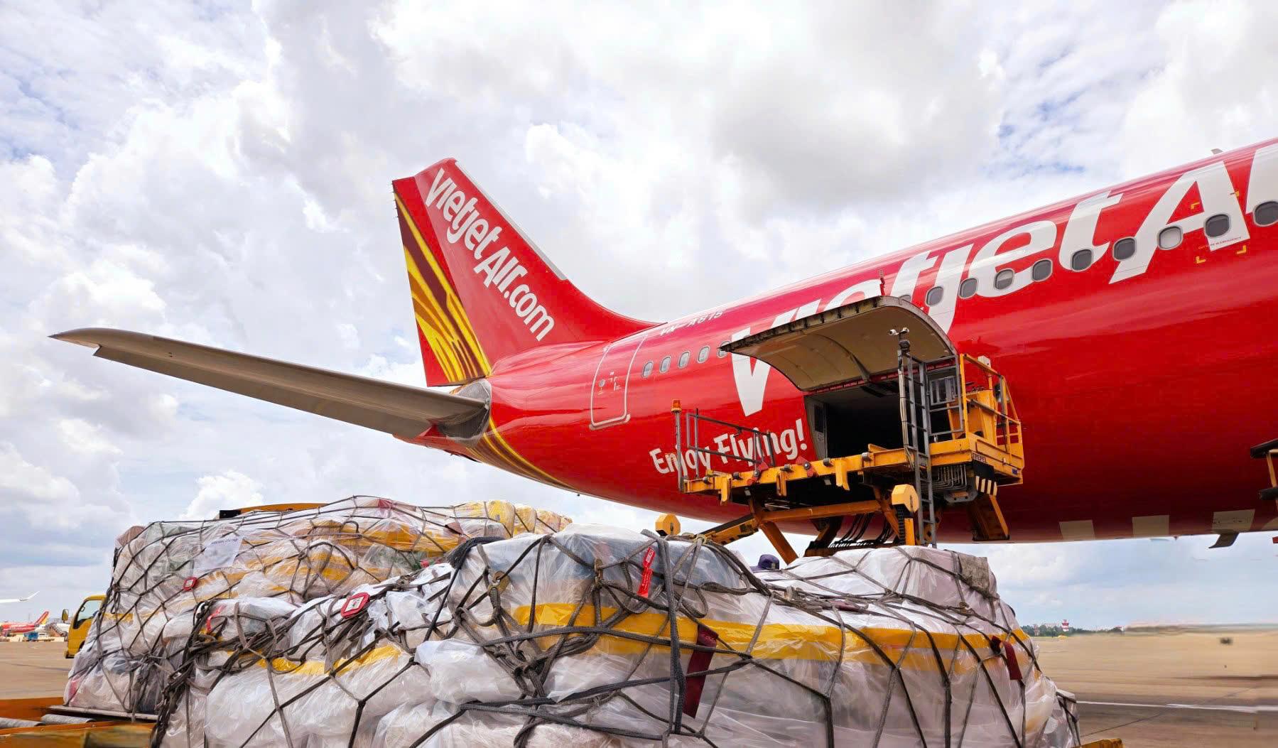 Vietjet cùng đồng bào vượt qua bão lũ, lan tỏa yêu thương- Ảnh 3. Vietjet cùng đồng bào vượt qua bão lũ, lan tỏa yêu thương- Ảnh 3.