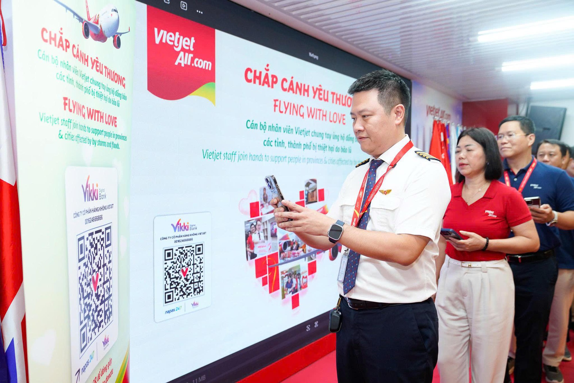 Vietjet cùng đồng bào vượt qua bão lũ, lan tỏa yêu thương- Ảnh 7. Vietjet cùng đồng bào vượt qua bão lũ, lan tỏa yêu thương- Ảnh 7.