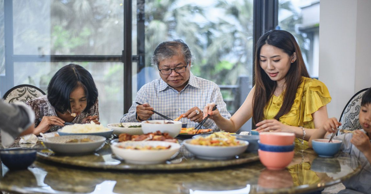 Sang nhà bà nội ăn cơm, con trai tôi buột miệng nói 1 câu khiến tất cả người lớn đứng hình: Không khí gượng gạo vô cùng!- Ảnh 1.