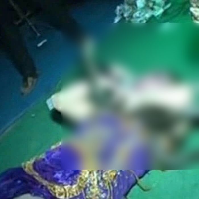 Kinh hoàng nữ ca sĩ bị rắn cắn ngay trên sân khấu- Ảnh 2. Kinh hoàng nữ ca sĩ bị rắn cắn ngay trên sân khấu- Ảnh 2.