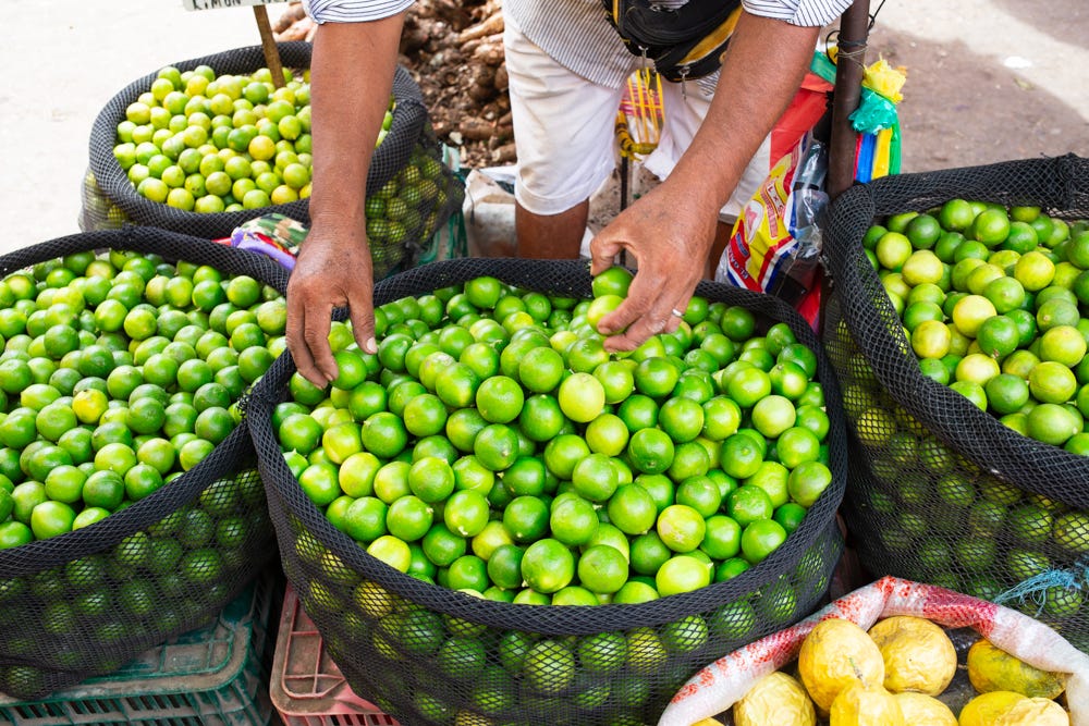 Loại quả bán đầy ở chợ Việt Nam giá cực rẻ - Sang trời Tây bỗng thành hàng hot, được các 'đại gia dầu mỏ' tranh mua như đặc sản- Ảnh 1.