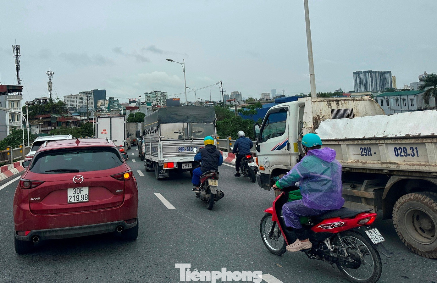 Cầu Long Biên cấm xe, cầu Vĩnh Tuy kẹt cứng từ chiều tới tối- Ảnh 1.