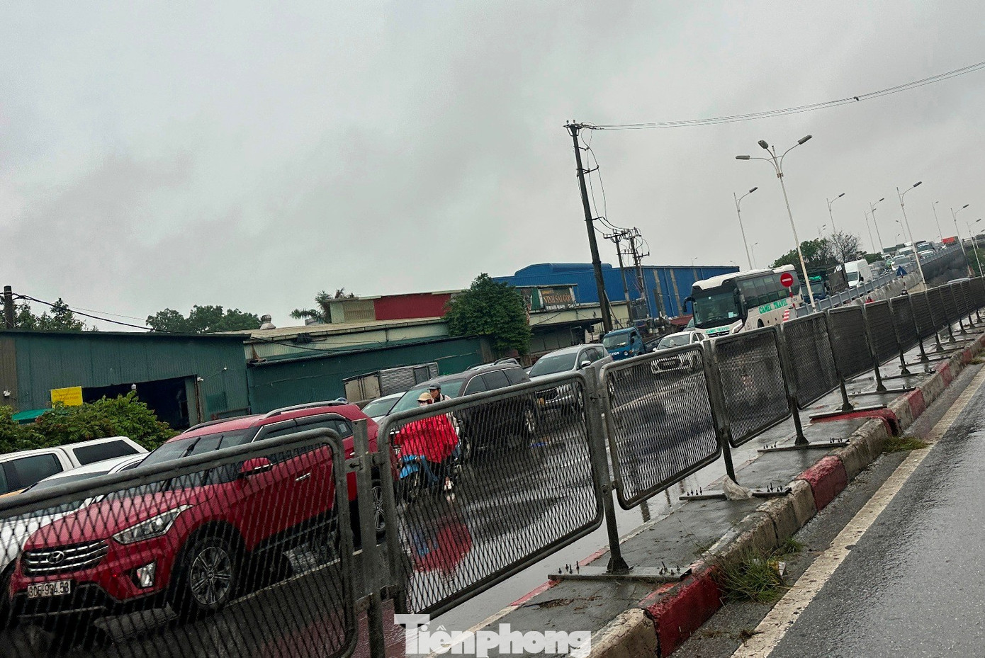 Cầu Long Biên cấm xe, cầu Vĩnh Tuy kẹt cứng từ chiều tới tối- Ảnh 2.