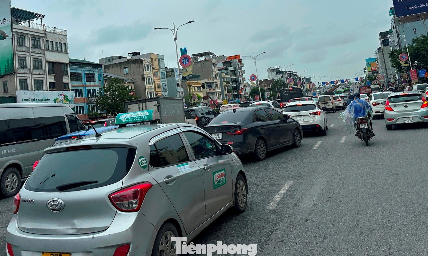 Cầu Long Biên cấm xe, cầu Vĩnh Tuy kẹt cứng từ chiều tới tối- Ảnh 3.