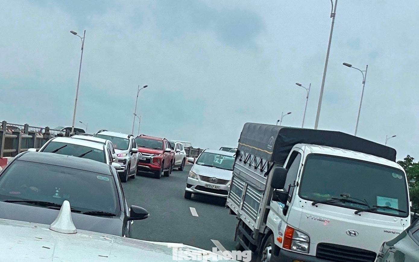 Cầu Long Biên cấm xe, cầu Vĩnh Tuy kẹt cứng từ chiều tới tối- Ảnh 4.