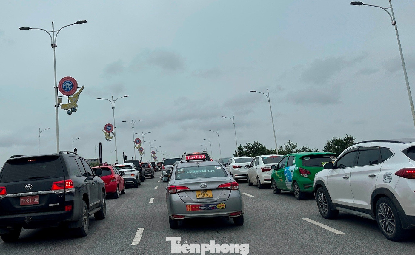 Cầu Long Biên cấm xe, cầu Vĩnh Tuy kẹt cứng từ chiều tới tối- Ảnh 5.