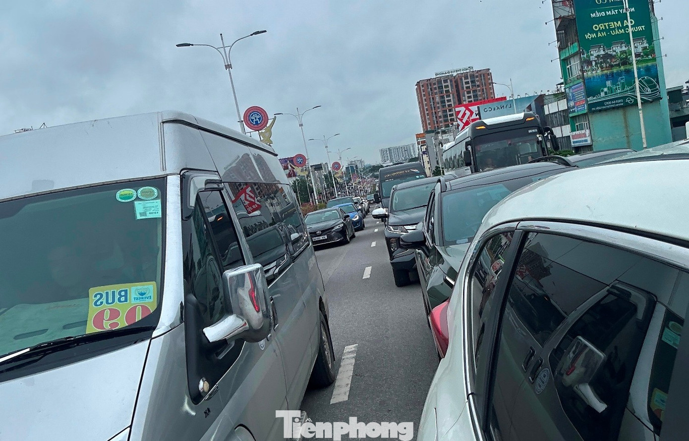 Cầu Long Biên cấm xe, cầu Vĩnh Tuy kẹt cứng từ chiều tới tối- Ảnh 6.