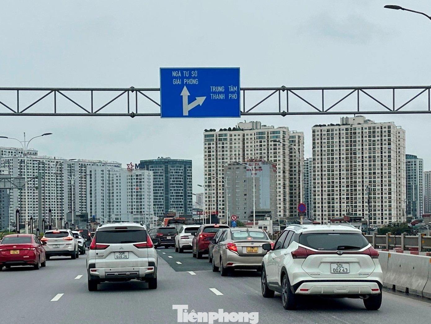 Cầu Long Biên cấm xe, cầu Vĩnh Tuy kẹt cứng từ chiều tới tối- Ảnh 7.