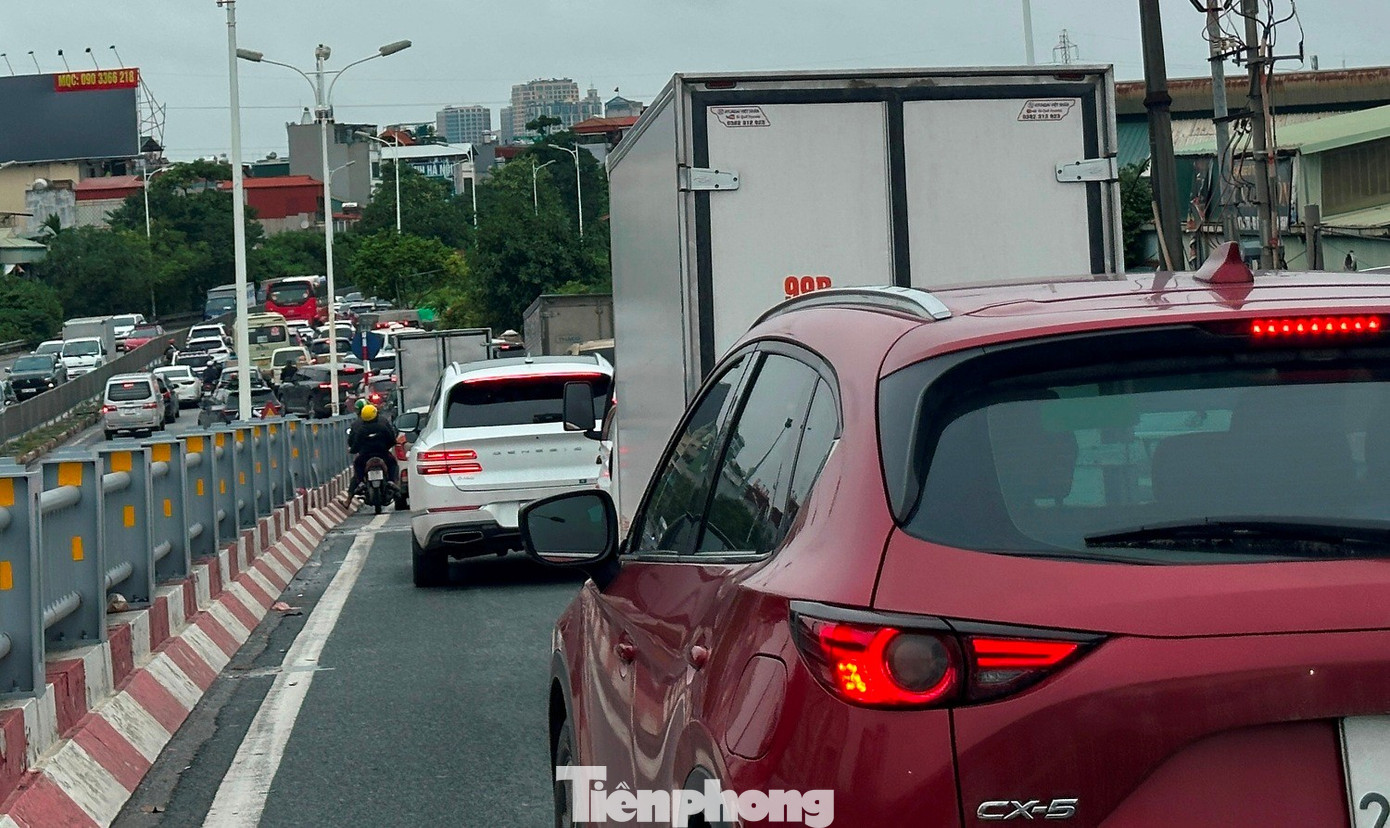 Cầu Long Biên cấm xe, cầu Vĩnh Tuy kẹt cứng từ chiều tới tối- Ảnh 8.