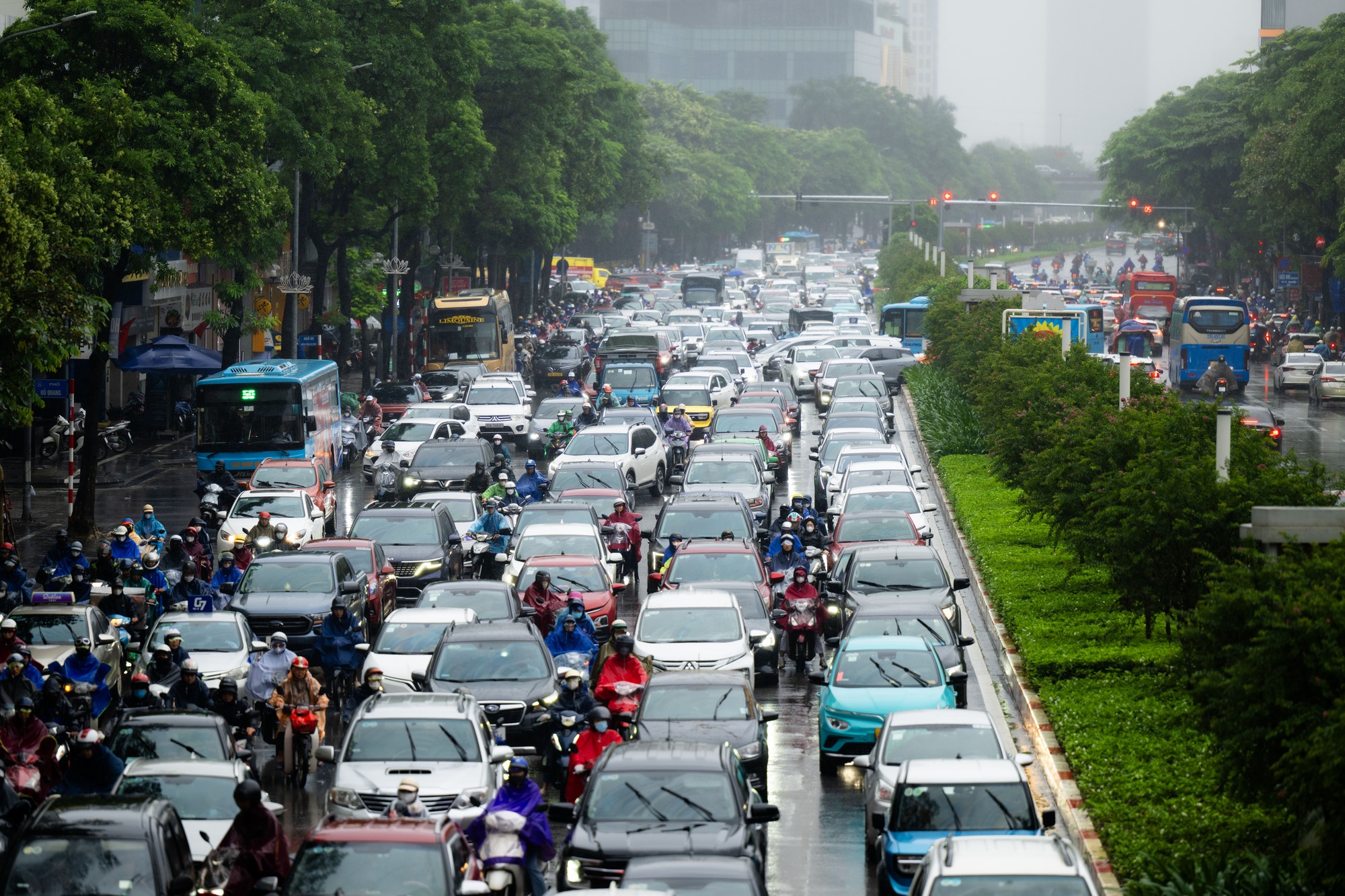 Hà Nội mưa lạnh 18 độ C ngày đầu tuần, người dân co ro giữa dòng xe ùn tắc- Ảnh 6. Hà Nội mưa lạnh 18 độ C ngày đầu tuần, người dân co ro giữa dòng xe ùn tắc- Ảnh 6.