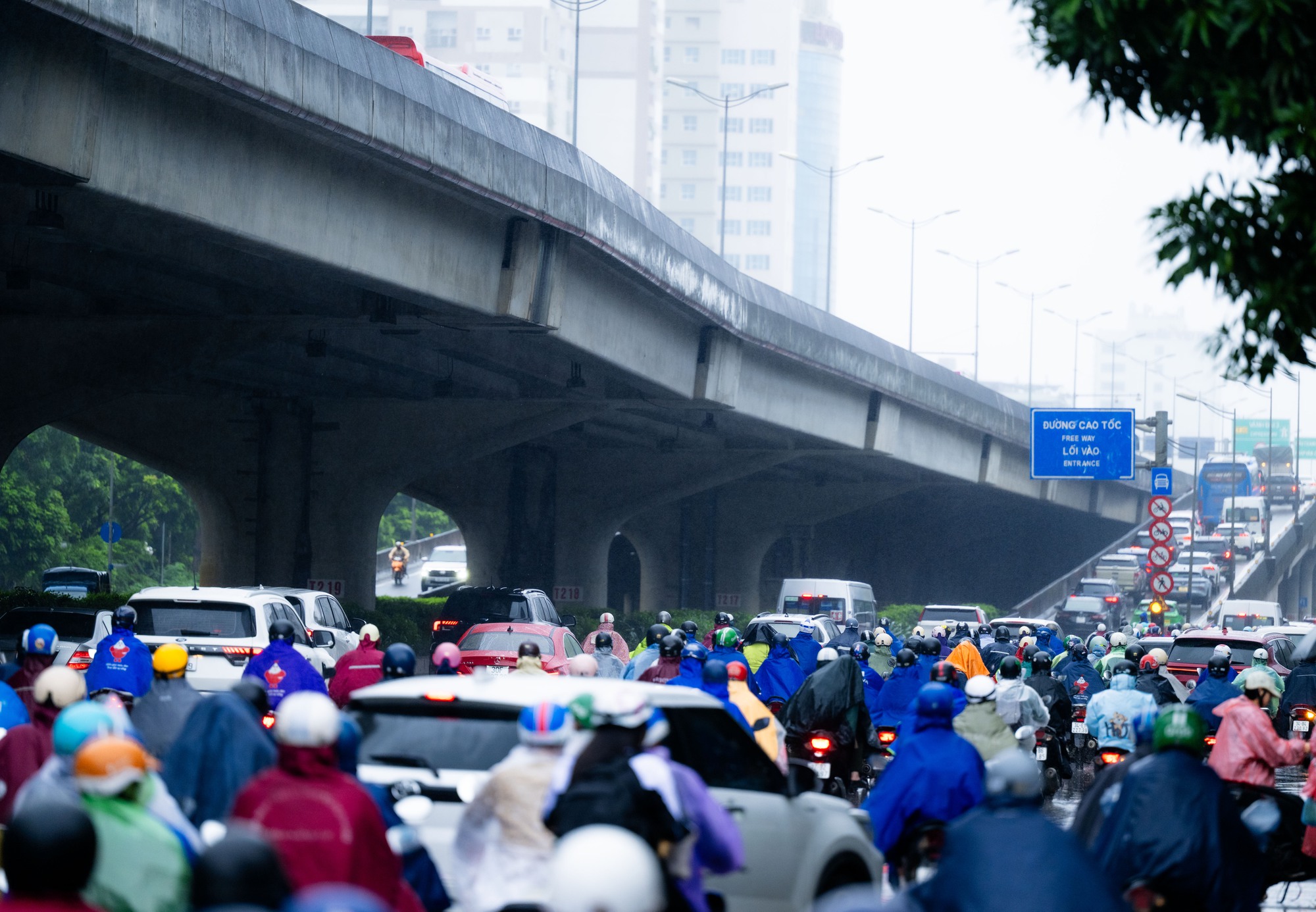 Hà Nội mưa lạnh 18 độ C ngày đầu tuần, người dân co ro giữa dòng xe ùn tắc- Ảnh 7. Hà Nội mưa lạnh 18 độ C ngày đầu tuần, người dân co ro giữa dòng xe ùn tắc- Ảnh 7.