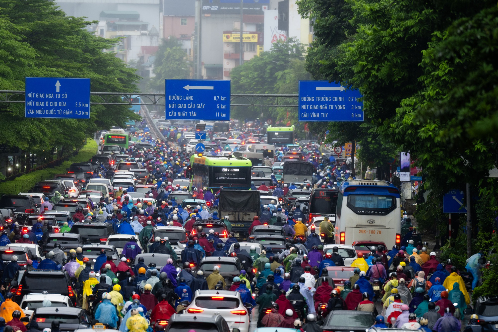 Hà Nội mưa lạnh 18 độ C ngày đầu tuần, người dân co ro giữa dòng xe ùn tắc- Ảnh 4. Hà Nội mưa lạnh 18 độ C ngày đầu tuần, người dân co ro giữa dòng xe ùn tắc- Ảnh 4.