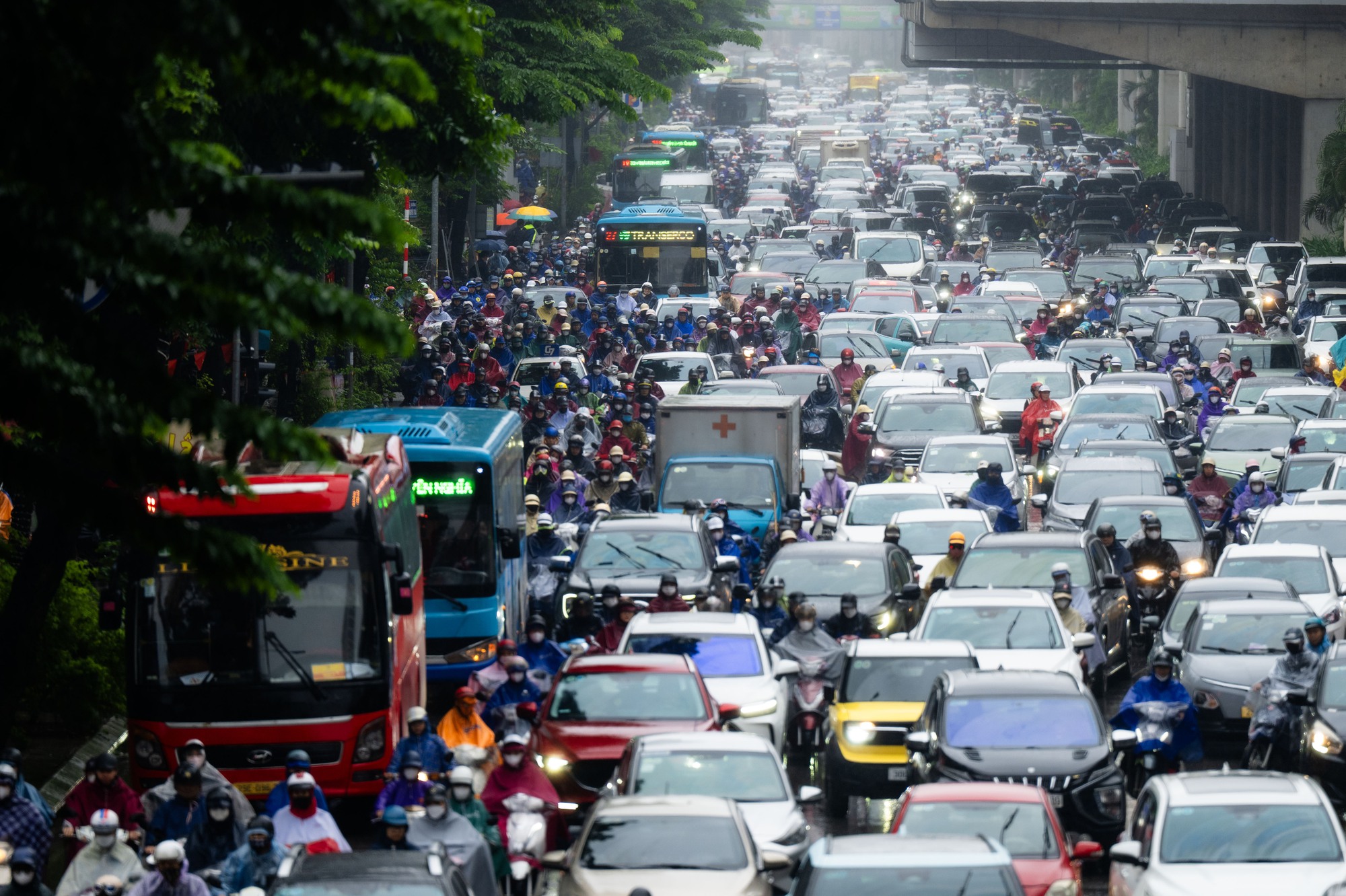 Hà Nội mưa lạnh 18 độ C ngày đầu tuần, người dân co ro giữa dòng xe ùn tắc- Ảnh 3. Hà Nội mưa lạnh 18 độ C ngày đầu tuần, người dân co ro giữa dòng xe ùn tắc- Ảnh 3.