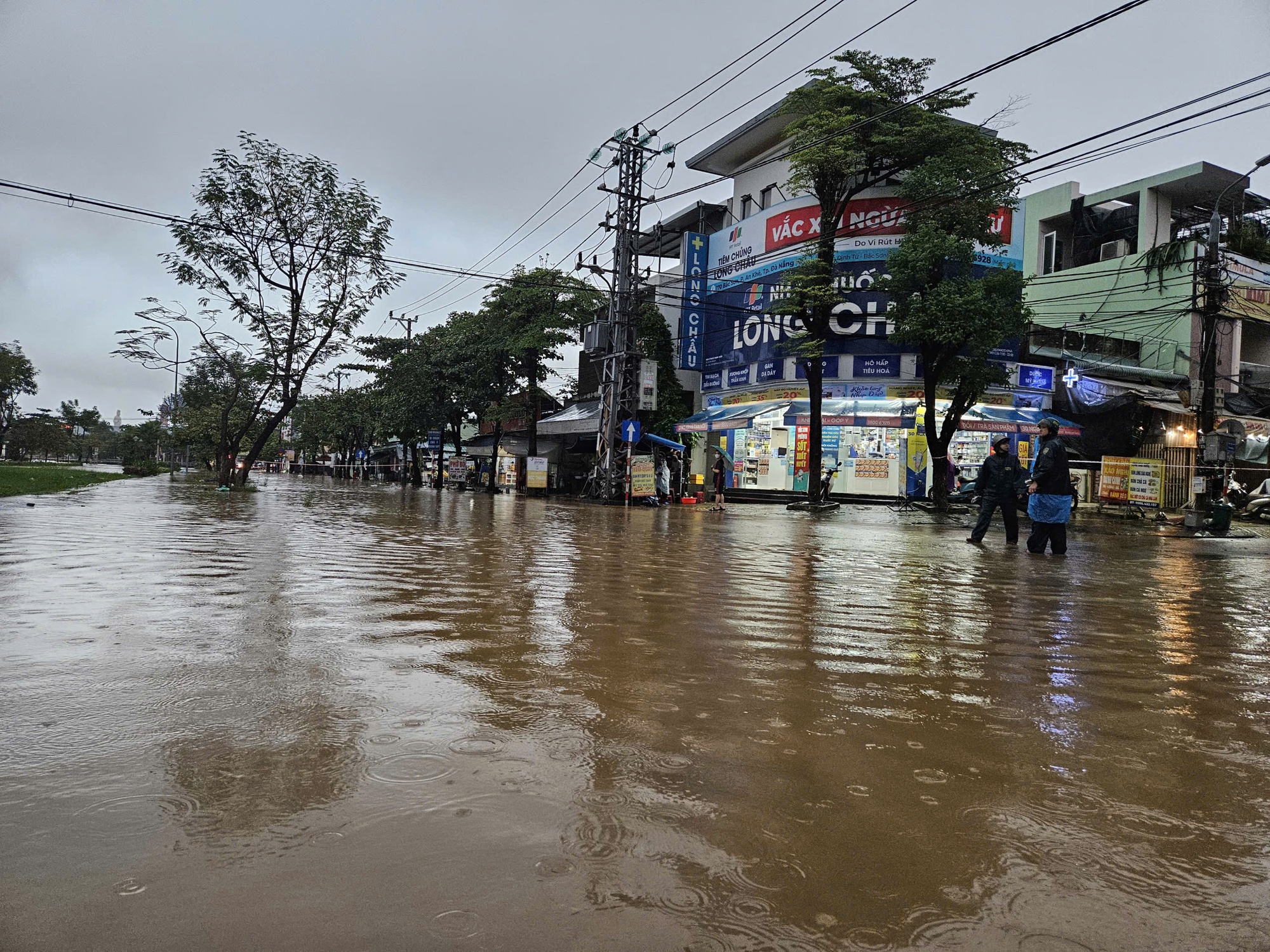 CLIP: Mưa lớn, xuất hiện hố sụp ở khu chung cư tại Đà Nẵng- Ảnh 12.