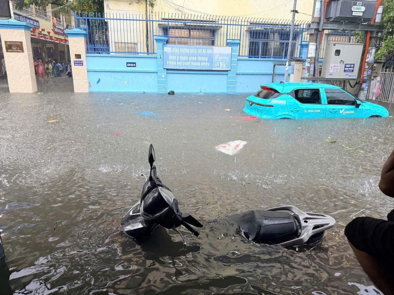 Khánh Hòa: Khẩn trương kêu gọi tàu thuyền tránh trú bão Kalmaegi- Ảnh 2.