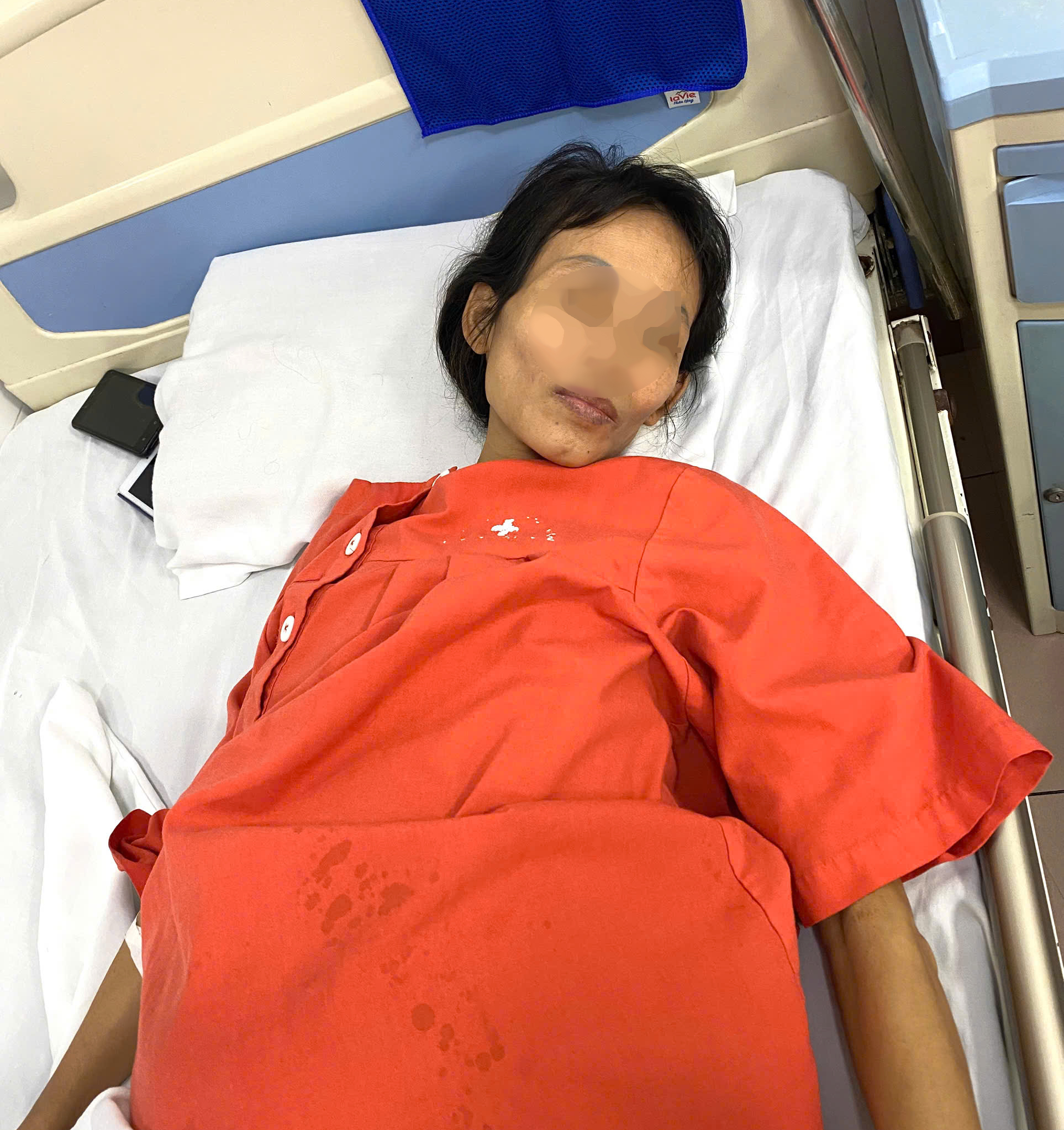 Hai vợ chồng cùng nằm viện, người vợ mang khối u tử cung "khủng" kêu cứu giúp đỡ- Ảnh 1. Hai vợ chồng cùng nằm viện, người vợ mang khối u tử cung "khủng" kêu cứu giúp đỡ- Ảnh 1.