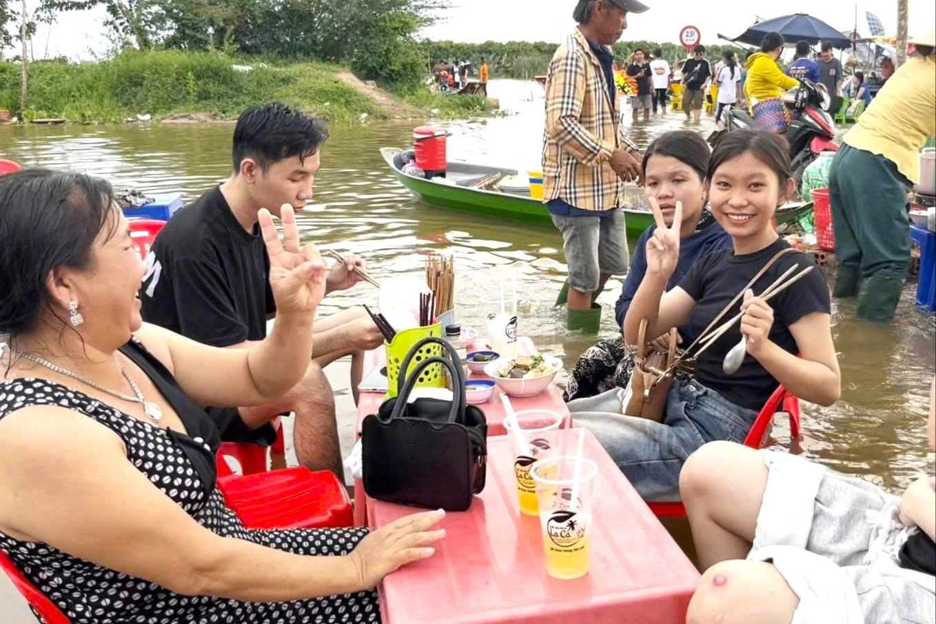 Du khách kéo về chùa Núi Nổi trải nghiệm hiện tượng 'có một không hai'- Ảnh 4.