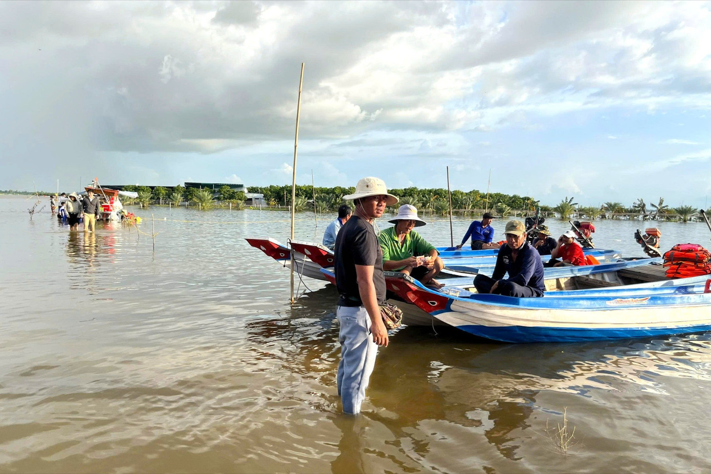 Du khách kéo về chùa Núi Nổi trải nghiệm hiện tượng 'có một không hai'- Ảnh 6.